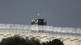 Um muro com uma guarita na fronteira entre Israel e Líbano