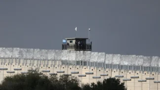 Um muro com uma guarita na fronteira entre Israel e Líbano
