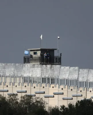 Um muro com uma guarita na fronteira entre Israel e Líbano