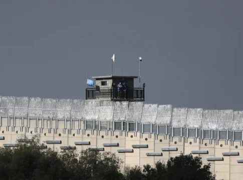 Um muro com uma guarita na fronteira entre Israel e Líbano