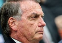 Imagem mostra o rosto do ex-presidente Jair Bolsonaro de perfil.