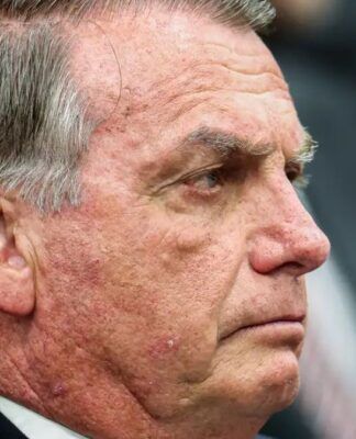 Imagem mostra o rosto do ex-presidente Jair Bolsonaro de perfil.