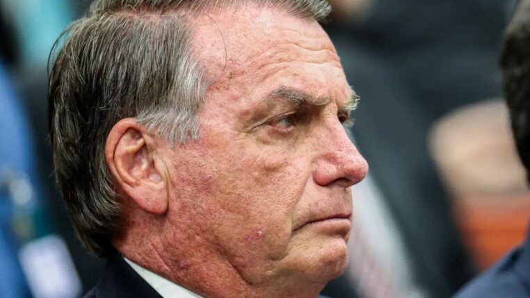 Imagem mostra o rosto do ex-presidente Jair Bolsonaro de perfil.