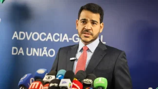 O advogado-geral da União e indicado ao STF, Jorge Messias, fala em coletiva de imprensa