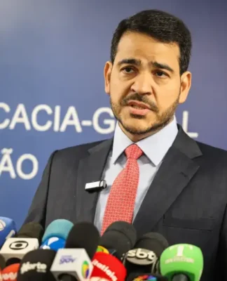 O advogado-geral da União e indicado ao STF, Jorge Messias, fala em coletiva de imprensa
