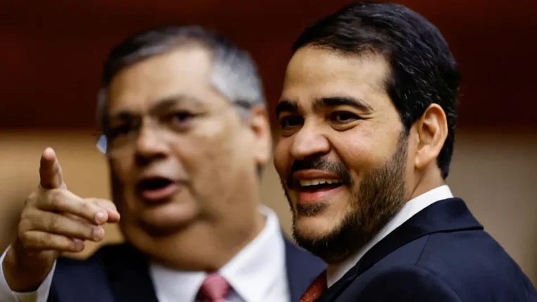 Jorge Messias sorri ao lado do ministro Flavio Dino, do STF