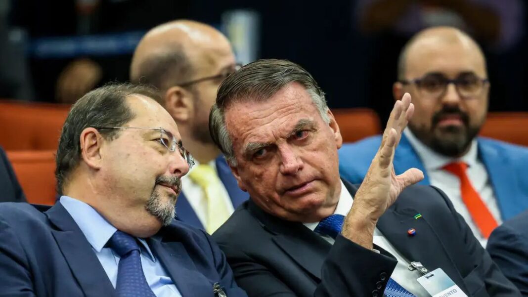 Imagem do ex-presidente Jair Bolsonaro sentado ao lado do advogado Celso Vilardi, durante audiência na Primeira Turma do STF.