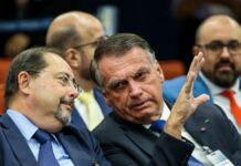 Imagem do ex-presidente Jair Bolsonaro sentado ao lado do advogado Celso Vilardi, durante audiência na Primeira Turma do STF.