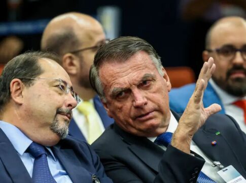 Imagem do ex-presidente Jair Bolsonaro sentado ao lado do advogado Celso Vilardi, durante audiência na Primeira Turma do STF.