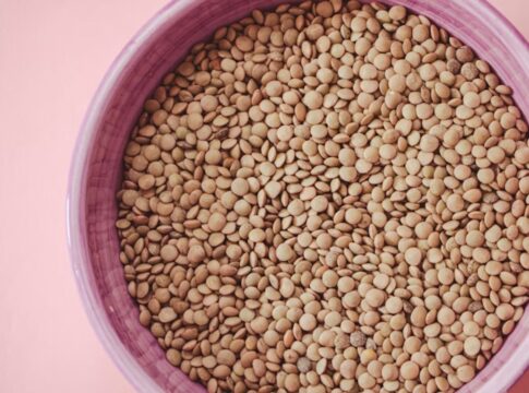 Mistura simples com vinagre aumenta os nutrientes das leguminosas; veja como fazer