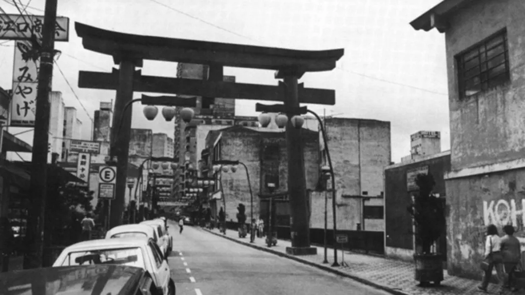 Foto em preto e branco da Rua Galvão Bueno, no bairro da Liberdade, em São Paulo.