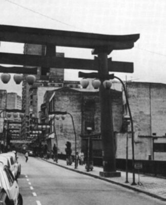 Foto em preto e branco da Rua Galvão Bueno, no bairro da Liberdade, em São Paulo.