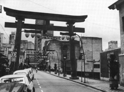 Foto em preto e branco da Rua Galvão Bueno, no bairro da Liberdade, em São Paulo.