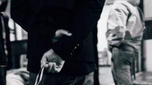 Caminhar com as mãos para trás indica mais do que parece