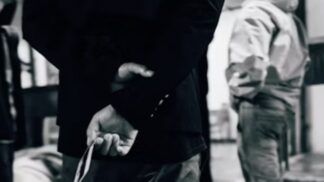 Caminhar com as mãos para trás indica mais do que parece