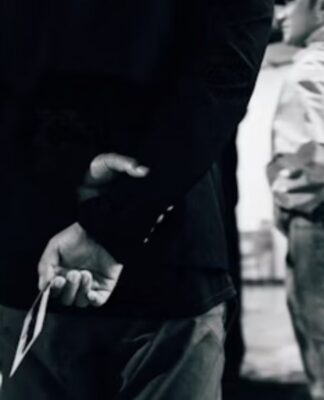 Caminhar com as mãos para trás indica mais do que parece