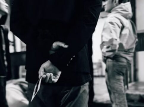 Caminhar com as mãos para trás indica mais do que parece