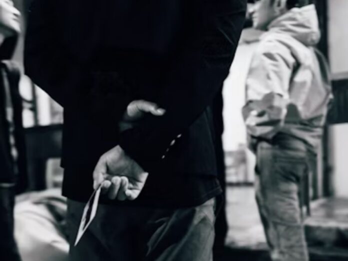 Caminhar com as mãos para trás indica mais do que parece