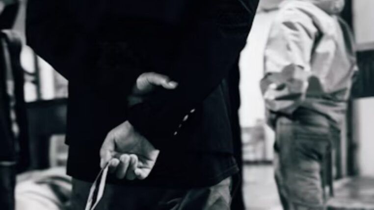 Caminhar com as mãos para trás indica mais do que parece