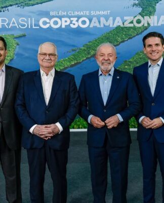 Imagem mostra o presidente Lula posando com Davi Alcolumbre, Hugo Motta, representantes do Congresso Nacional, e Edson Fachin, presidente do STF.