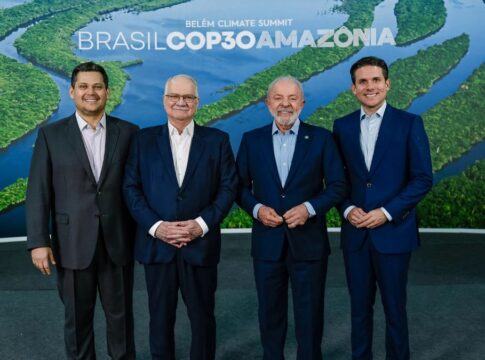 Imagem mostra o presidente Lula posando com Davi Alcolumbre, Hugo Motta, representantes do Congresso Nacional, e Edson Fachin, presidente do STF.