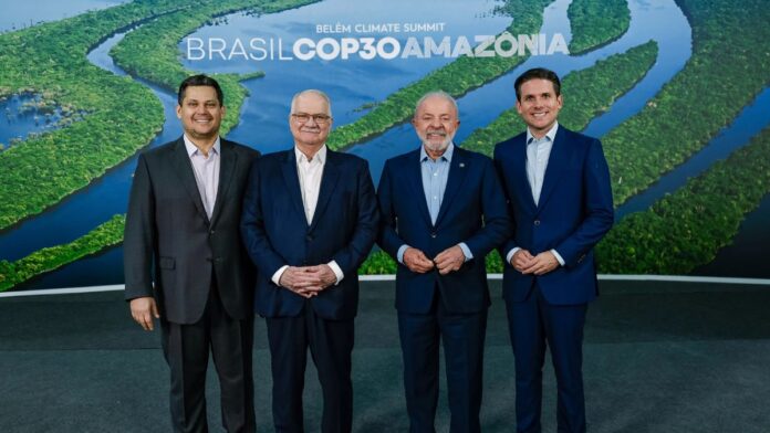 Imagem mostra o presidente Lula posando com Davi Alcolumbre, Hugo Motta, representantes do Congresso Nacional, e Edson Fachin, presidente do STF.