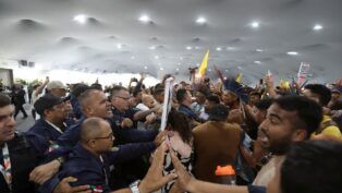 imagem mostra seguranças e manifestantes na COP30