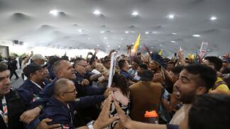 imagem mostra seguranças e manifestantes na COP30