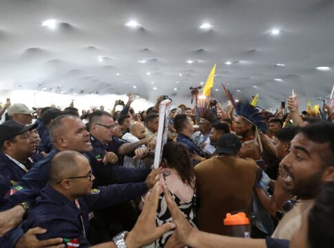 imagem mostra seguranças e manifestantes na COP30