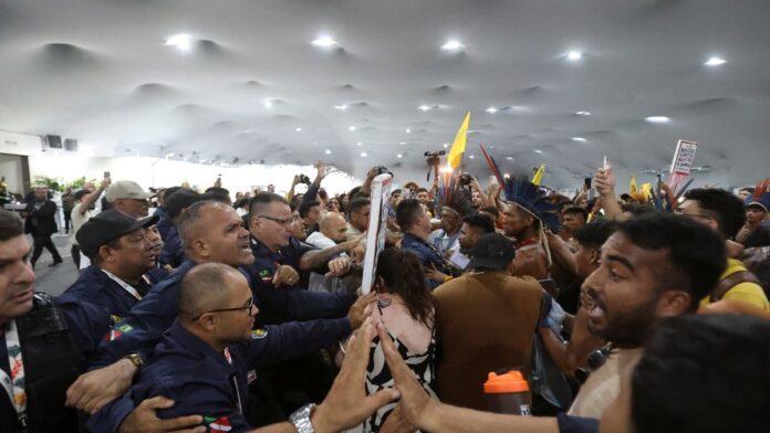 imagem mostra seguranças e manifestantes na COP30