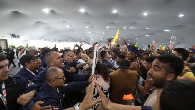 imagem mostra seguranças e manifestantes na COP30
