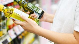 Em imagem ilustrativa, pessoas escolhe produtos em supermercado