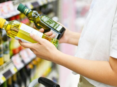 Em imagem ilustrativa, pessoas escolhe produtos em supermercado