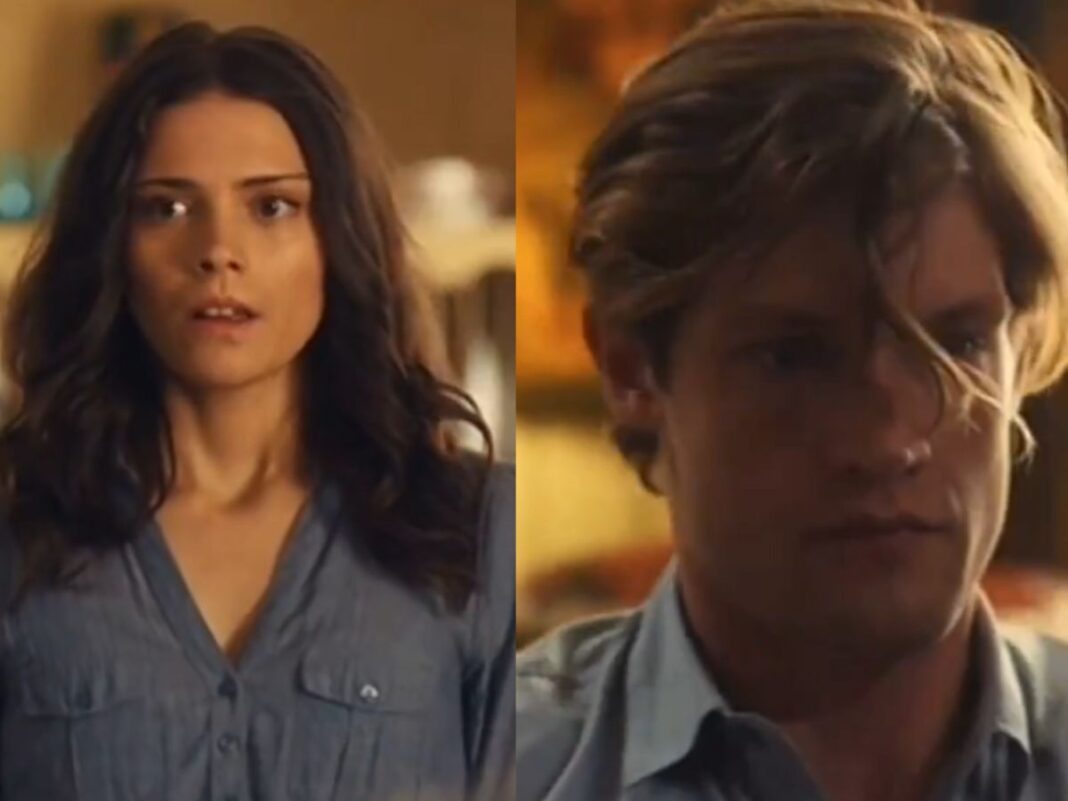 A foto está dividida em dois, do lado esquerdo tem uma mulher usando um vestido azul e do lado direito há um homem loiro usando camisa.