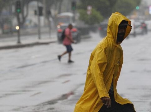 Homem com capa de chuva amarela