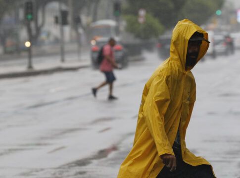 Homem com capa de chuva amarela