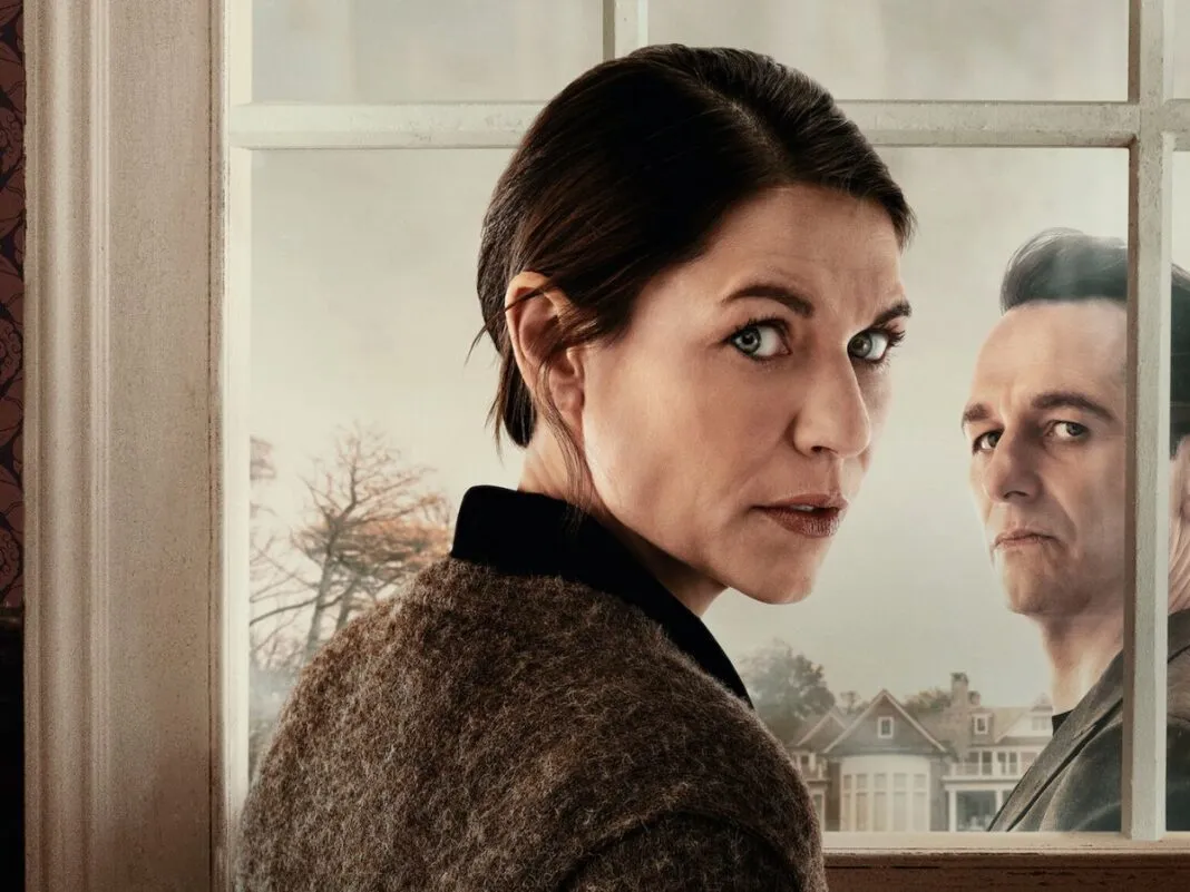 Em imagem Aggie Wiggs e atrás de sua janela Nile Jarvis.