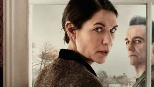 Em imagem Aggie Wiggs e atrás de sua janela Nile Jarvis.