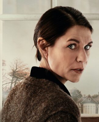 Em imagem Aggie Wiggs e atrás de sua janela Nile Jarvis.