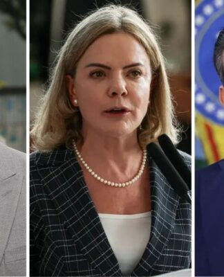 A foto é uma montagem em formato de tríptico (três imagens lado a lado) que mostra três figuras políticas brasileiras, todas em close-up, olhando para a frente ou ligeiramente para o lado, com expressões sérias ou neutras. À esquerda, o deputado e secretário de Segurança de São Paulo, Guilherme Derrite. No centro, a ministra das Relações Institucionais, Gleisi Hoffmann. À direita, o presidente da Câmara, Hugo Motta.