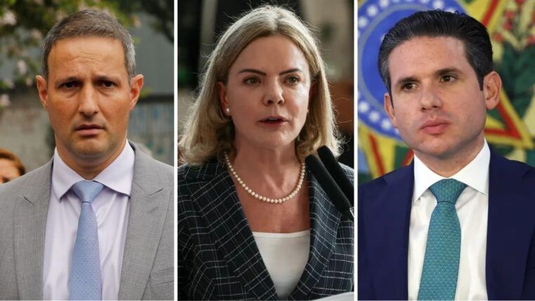 A foto é uma montagem em formato de tríptico (três imagens lado a lado) que mostra três figuras políticas brasileiras, todas em close-up, olhando para a frente ou ligeiramente para o lado, com expressões sérias ou neutras. À esquerda, o deputado e secretário de Segurança de São Paulo, Guilherme Derrite. No centro, a ministra das Relações Institucionais, Gleisi Hoffmann. À direita, o presidente da Câmara, Hugo Motta.