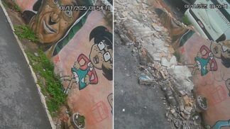 A imagem é dividida verticalmente em duas partes, mostrando o "antes" e o "durante" ou "depois imediato" de um desmoronamento. Há marcações de data e hora de uma câmera de segurança no canto superior de ambas as metades. A metade esquerda mostra um muro de concreto ou alvenaria pintado com um mural de grafite da série mexicana Chaves. A metade direita mostra o muro em processo de desmoronamento ou já desabado.