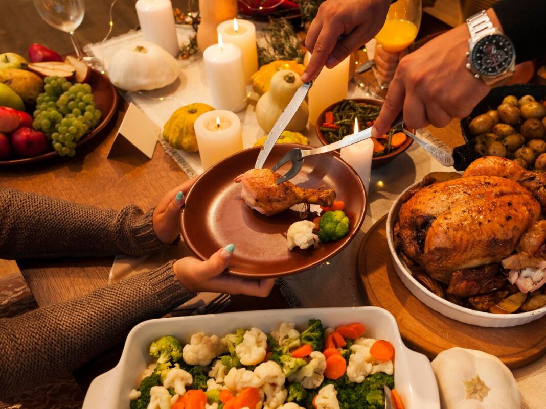 Em imagem ilustrativa família serve ceia de natal