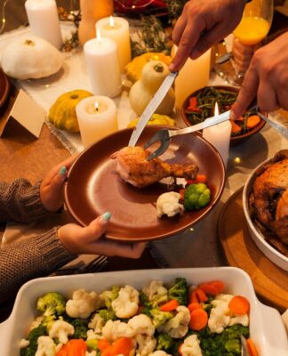 Em imagem ilustrativa família serve ceia de natal