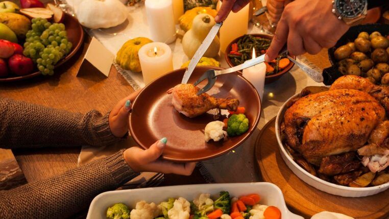 Em imagem ilustrativa família serve ceia de natal