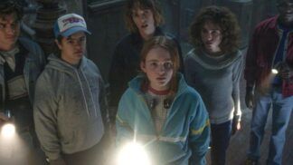 Imagem mostra o grupo central de amigos, reunidos e procurando por algo