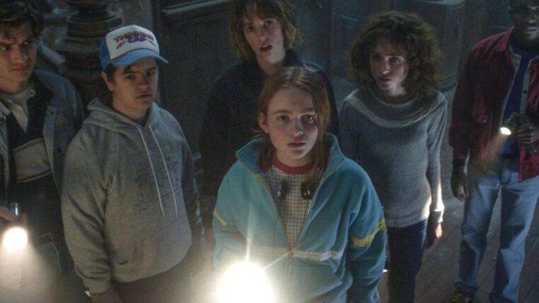 Imagem mostra o grupo central de amigos, reunidos e procurando por algo