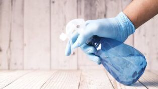 Misturar álcool e água sanitária? Entenda o perigo dessa prática