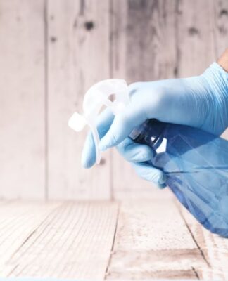 Misturar álcool e água sanitária? Entenda o perigo dessa prática