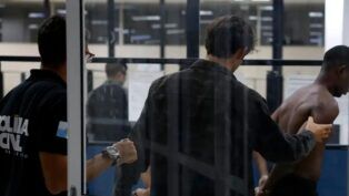 imagem de suspeitos detidos durante operação policial no Rio de Janeiro